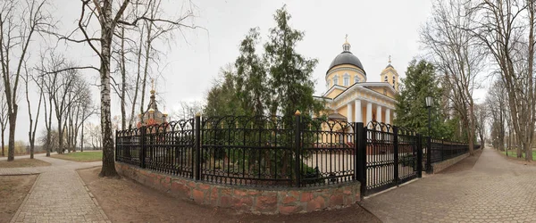 Gomel, Bělorusko - 29. červenec 2016: Panoramatický pohled v parku Ensemble Gomel paláci Rumyantsevs a Paskevichs. 180 stupňů panorama. — Stock fotografie