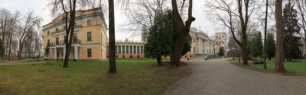 Gomel, Białoruś - 29 lipca 2016: Panoramiczny widok w parku Ensemble Gomel pałacu Rumyantsevs i Paskevichs. 180 stopni panorama. — Zdjęcie stockowe