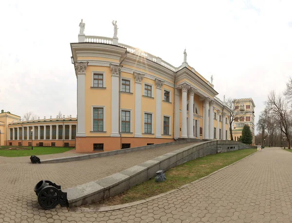 GOMEL, BELARUS - July 29, 2016: Panoramic view in the Park Ensemble of Gomel Palace of the Rumyantsevs and Paskevichs. 180-degree panorama. — Stock Photo, Image