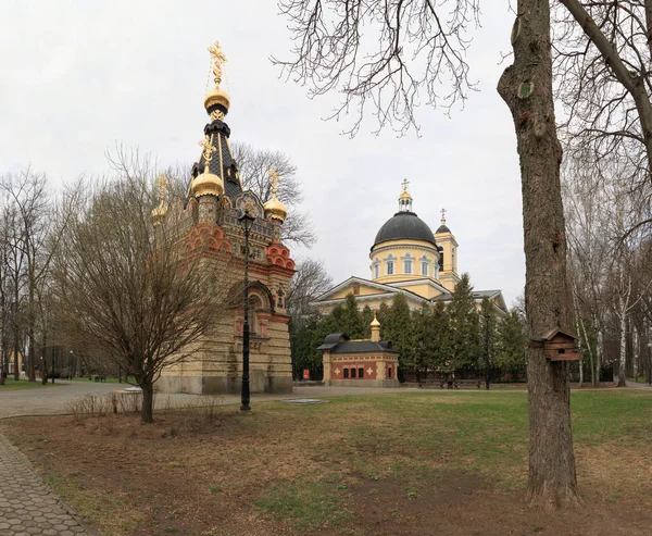 GOMEL, BELARUS - 29 de julho de 2016: Vista panorâmica do Parque Ensemble of Gomel Palace of the Rumyantsevs e Paskevichs . — Fotografia de Stock