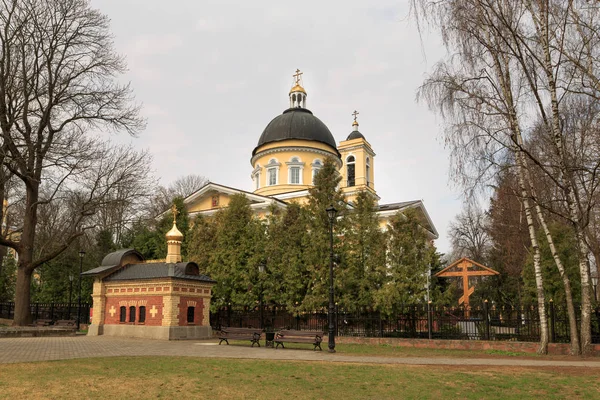 Homel, Wit-Rusland - 29 juli 2016: Panoramisch uitzicht in het Park Ensemble van Gomel Paleis van de Rumyantsevs en Paskevichs. — Stockfoto