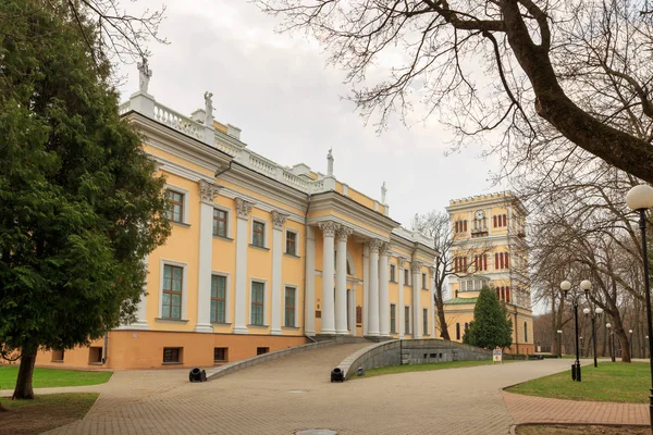 GOMEL, BELARO - 29 luglio 2016: Veduta panoramica nel Parco Ensemble di Gomel Palazzo dei Rumyantsevs e Paskevichs . — Foto Stock