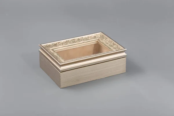 회색 배경에 아름 다운 간단한 손으로 만든 상자 — 스톡 사진