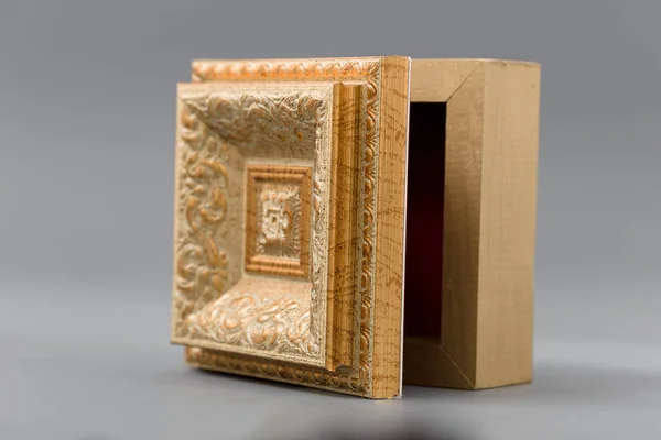 Красивые простые коробки ручной работы на сером фоне — стоковое фото