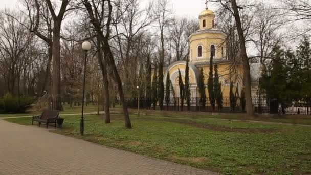 Gomel, Bělorusko - 29. červenec 2016: Panoramatický pohled v parku Ensemble Gomel paláci Rumyantsevs a Paskevichs. — Stock video