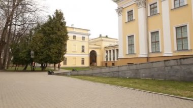 Gomel, Belarus - 29 Temmuz 2016: Panoramik Park Ensemble Gomel Sarayı Rumyantsevs ve Paskevichs.
