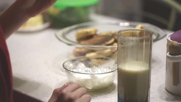 Un adolescente come panqueques con crema agria — Vídeos de Stock