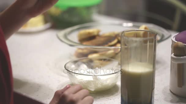 Un adolescente come panqueques con crema agria — Vídeo de stock