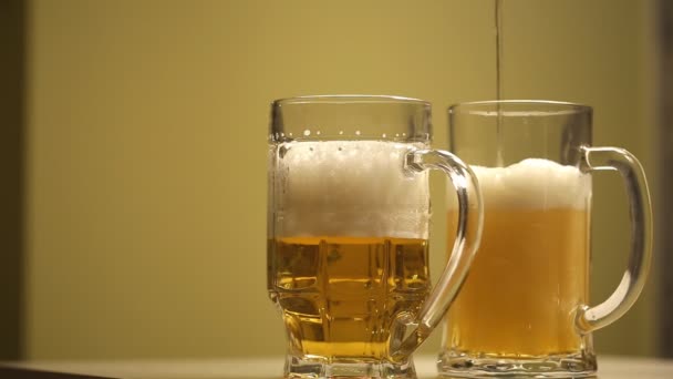 La bière en mousse est versée dans un verre 