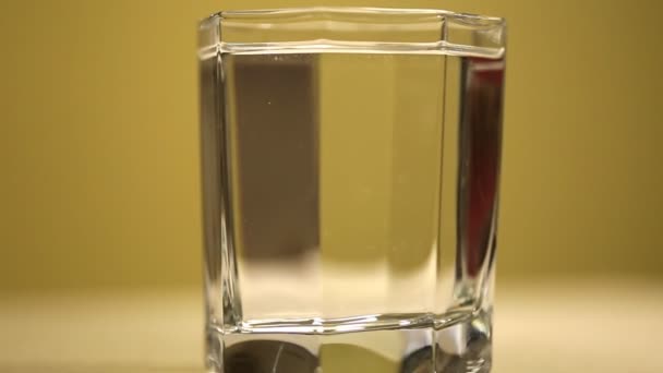 Aquarel is prachtig oplosbaar in zuiver water — Stockvideo