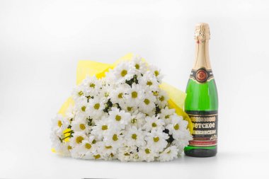 Gomel, Beyaz Rusya - 7 Nisan 2017: beyaz, beyaz zemin üzerine Sovyet şampanya ile krizantem