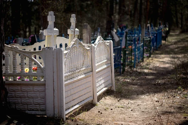 Cruzes e sepulturas no cemitério na véspera do feriado Radonitsa . — Fotografia de Stock