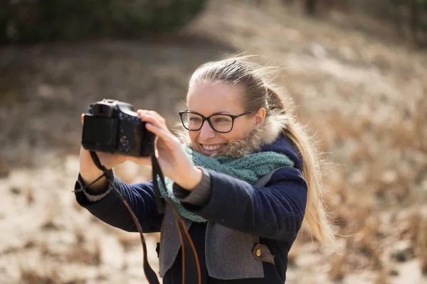 Schönes Mädchen mit Brille im Wind — Stockfoto