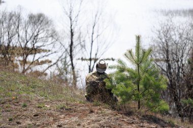 Bir adam ormanda doğa gözlemler