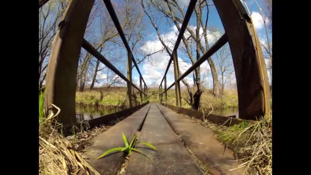 Hızlandırılmış. Bahar dere üzerinde köprü. Rüzgarlı.. — Stok video