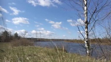 Hızlandırılmış. Bulutlar Nehri üzerinde çalışan.