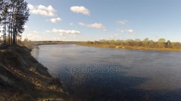 Time-lapse. Wolken worden uitgevoerd over de rivier. — Stockvideo