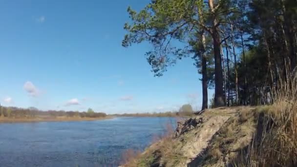Time-lapse. Σύννεφα τρέχουν πάνω από τον ποταμό. — Αρχείο Βίντεο