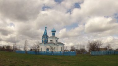 Hızlandırılmış. Bahar bulutlar gökyüzü karşı kilise