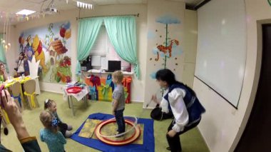 Gomel, Belarus - 18 Nisan 2017: Animator sabun köpüğü ile çalışma.