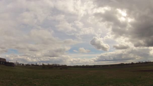 Time-lapse. Πεδίο ενάντια στον ουρανό με σύννεφα την άνοιξη — Αρχείο Βίντεο