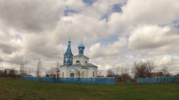 Un time-lapse. Chiesa contro il cielo con le nuvole in primavera — Video Stock