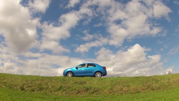 GOMEL, BELARO - 16 aprile 2017: L'auto è parcheggiata in campo contro il cielo con le nuvole — Video Stock