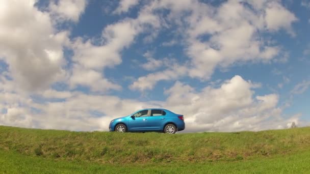 Gomel, Weißrussland - 16. April 2017: das Auto steht im Feld gegen den wolkenverhangenen Himmel — Stockvideo