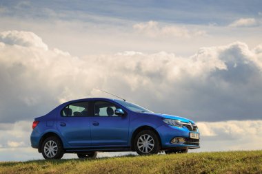 Gomel, Beyaz Rusya - 16 Nisan 2017: bulutlu gökyüzü güzel mavi araba