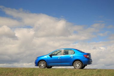 Gomel, Beyaz Rusya - 16 Nisan 2017: bulutlu gökyüzü güzel mavi araba