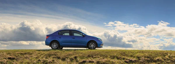 Homel, Wit-Rusland - 16 April 2017: mooie blauwe auto tegen de hemel met wolken — Stockfoto