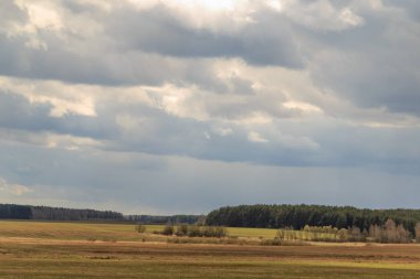 Alan bahar bulutlar gökyüzü karşı