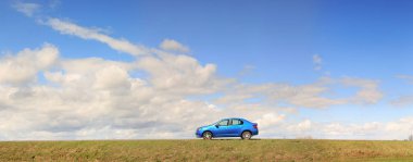 Gomel, Beyaz Rusya - 16 Nisan 2017: bulutlu gökyüzü güzel mavi araba