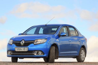 Gomel, Beyaz Rusya - 16 Nisan 2017: bulutlu gökyüzü güzel mavi araba