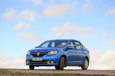 Gomel, Beyaz Rusya - 16 Nisan 2017: bulutlu gökyüzü güzel mavi araba