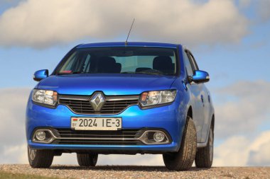 Gomel, Beyaz Rusya - 16 Nisan 2017: bulutlu gökyüzü güzel mavi araba