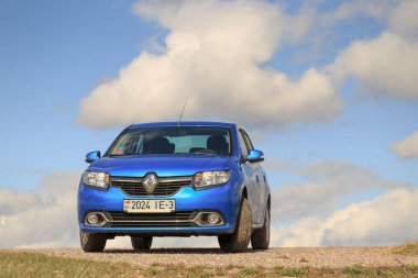 Gomel, Beyaz Rusya - 16 Nisan 2017: bulutlu gökyüzü güzel mavi araba