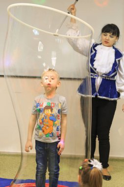 Gomel, Belarus - 18 Nisan 2017: Animator sabun köpüğü ile çalışma.