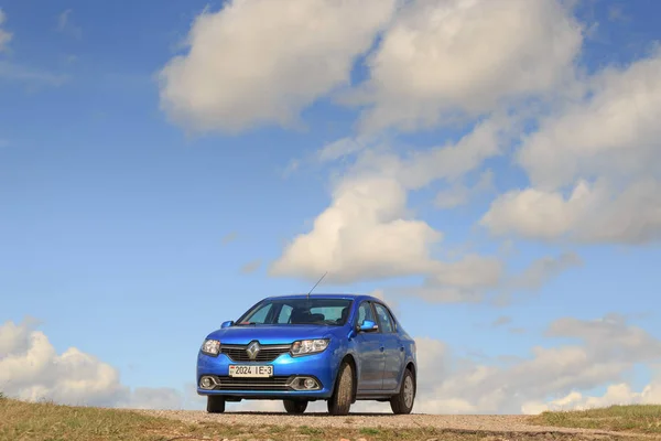 GOMEL, BELARUS - 16 avril 2017 : Belle voiture bleue contre le ciel avec des nuages — Photo