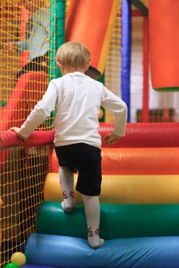 Gomel, Beyaz Rusya - 18 Nisan 2017: çocuk oyun oyun labirentinde. Çocuk atraksiyonlar