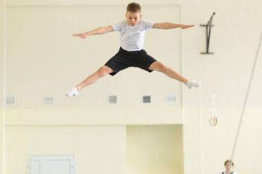 Gomel, Beyaz Rusya - 22 Nisan 2017: Freestyle yarışmalarda 2004-2006 genç erkek ve kadınlar arasında. Program trambolin ve jimnastik yolu