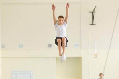 Gomel, Beyaz Rusya - 22 Nisan 2017: Freestyle yarışmalarda 2004-2006 genç erkek ve kadınlar arasında. Program trambolin ve jimnastik yolu