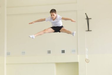 Gomel, Beyaz Rusya - 22 Nisan 2017: Freestyle yarışmalarda 2004-2006 genç erkek ve kadınlar arasında. Program trambolin ve jimnastik yolu