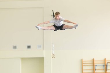 Gomel, Beyaz Rusya - 22 Nisan 2017: Freestyle yarışmalarda 2004-2006 genç erkek ve kadınlar arasında. Program trambolin ve jimnastik yolu