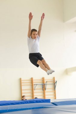 Gomel, Beyaz Rusya - 22 Nisan 2017: Freestyle yarışmalarda 2004-2006 genç erkek ve kadınlar arasında. Program trambolin ve jimnastik yolu