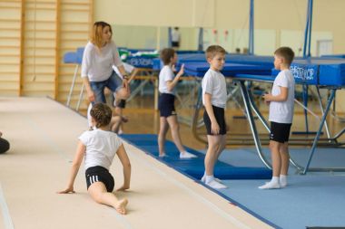 Gomel, Beyaz Rusya - 22 Nisan 2017: Freestyle yarışmalarda 2004-2006 genç erkek ve kadınlar arasında. Program trambolin ve jimnastik yolu