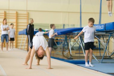 Gomel, Beyaz Rusya - 22 Nisan 2017: Freestyle yarışmalarda 2004-2006 genç erkek ve kadınlar arasında. Program trambolin ve jimnastik yolu