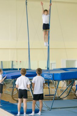 Gomel, Beyaz Rusya - 22 Nisan 2017: Freestyle yarışmalarda 2004-2006 genç erkek ve kadınlar arasında. Program trambolin ve jimnastik yolu