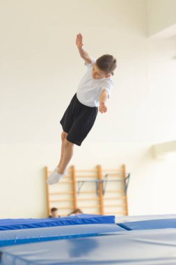 Gomel, Beyaz Rusya - 22 Nisan 2017: Freestyle yarışmalarda 2004-2006 genç erkek ve kadınlar arasında. Program trambolin ve jimnastik yolu