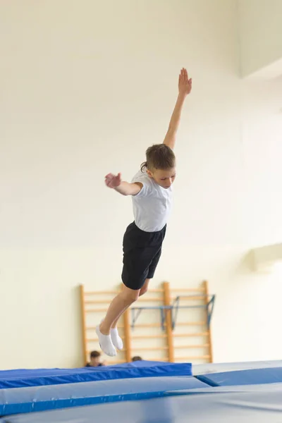 Gomel, Weißrussland - 22. April 2017: Freistilwettkämpfe unter jungen Männern und Frauen in den Jahren 2004-2006. im Programm Trampolin und Gymnastikbahn — Stockfoto